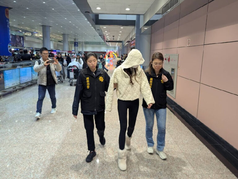 廖姓女主嫌在機場遭刑事局警方拘提。（記者徐煜勝翻攝）
