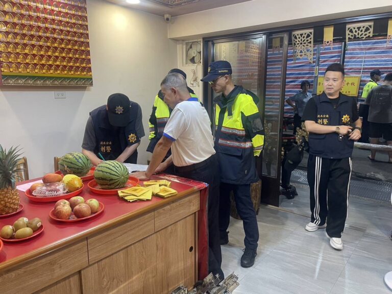 淡水分局警方與參與宮廟簽署行動公約。（記者徐煜勝翻攝）