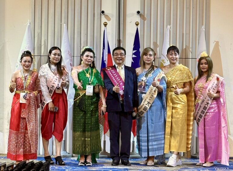 亞洲五國選手同場競技,大會主席張兆恩(中)邀請泰國國際評審著傳統服裝登場成全場矚目焦點。(圖/記者林照東攝)