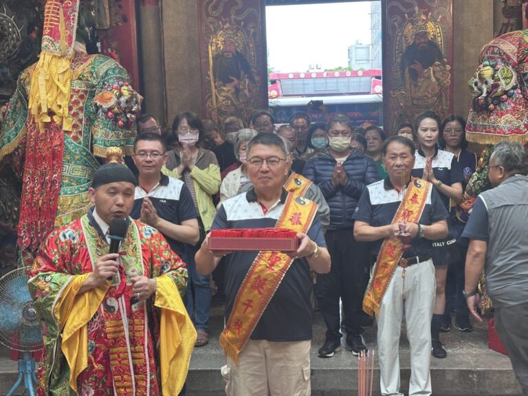 新竹市林姓宗親會林德乾理事長帶領宗親一同向文財神聖誕祝壽。（圖/記者林照東攝）