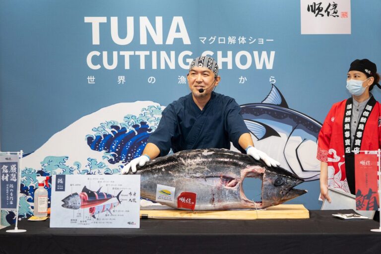 「鮪魚切割秀」，讓饕客與極鮮美味零距離。(圖/順億鮪魚提供)