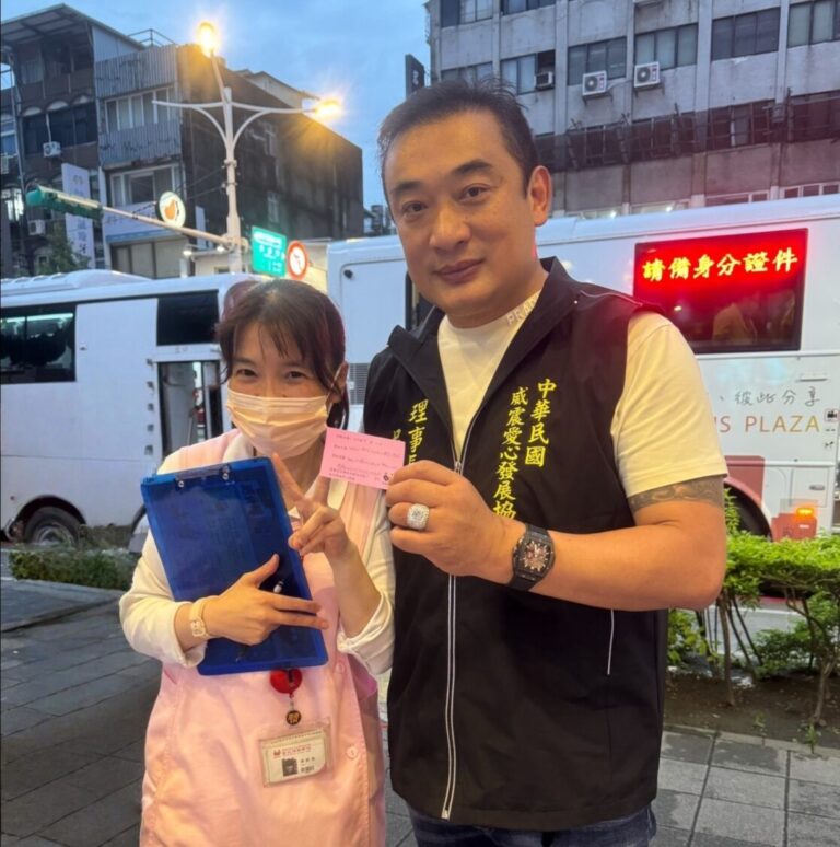 最終成功募集1,135袋熱血，捐血中心護理長與理事長吳明達開心合影。（記者 趙靜姸攝）