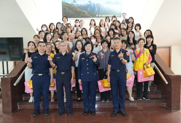 新竹縣政府警察局於母親節前夕舉辦溫馨慰問活動，由局長宣介慈偕同幹部及義交代表向局內身為母親的同仁致贈慰問禮品，感謝她們在警政工作與家庭間的辛勞付出，祝福所有警察媽媽母親節快樂。（圖/記者張家燁翻攝）