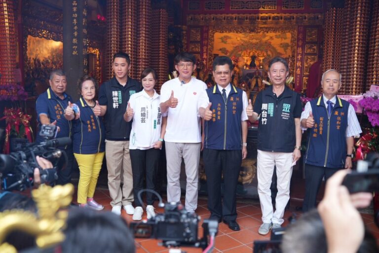 民眾黨主席黃國昌今日上午前往湧蓮寺，陪同三蘆區主任周曉芸深入地方。(圖／民眾黨團)