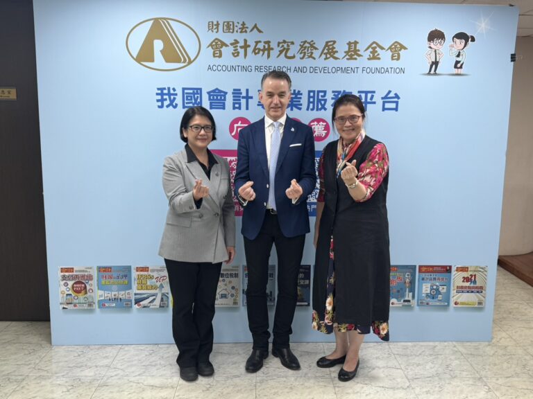 美商鄧白氏國際市場營運長鮑文安Julian Prower(中)、會計研究發展基金會董事長王怡心(右)、美商鄧白氏台灣分公司數據長呂苑玲(左)。