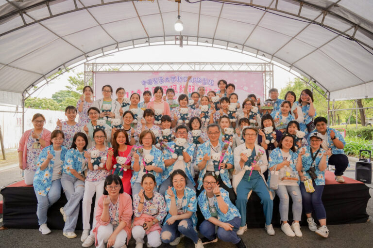 中醫大新竹附醫慶祝國際護師節，為辛苦的護理師加油打氣，用行動感謝白衣天使（圖/記者張家燁翻攝）