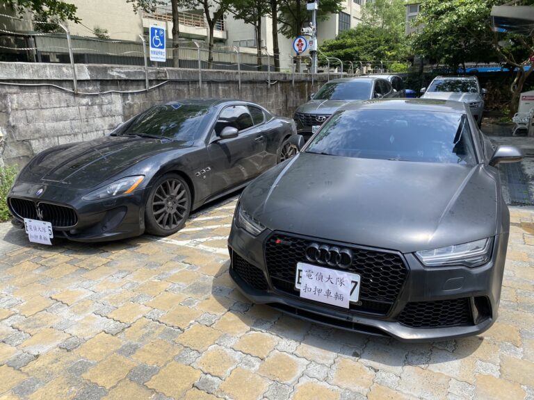 刑事局破獲以生基位假投資進行二次詐騙詐團，圖為警方查扣兩輛贓物進口跑車。(刑事局提供)