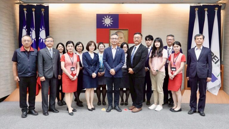 臺北市政府警察局於20日舉辦治安會報，副市長張温德特別頒發感謝狀，表揚114年3至4月成功協助攔阻詐騙案件量能前3名之金融機構。（記者薛秀蓮翻攝)