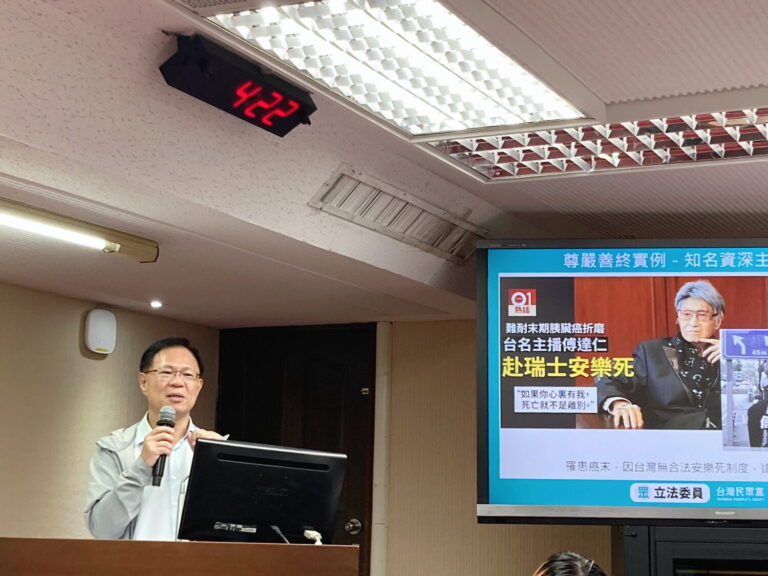 張啓楷以已故主播傅達仁先生等真實個案為例，語帶哽咽，感性述說著重症病患為追求尊嚴善終，不得不遠赴海外尋求合法「安樂死」的心情故事。(圖／張啓楷國會辦公室)