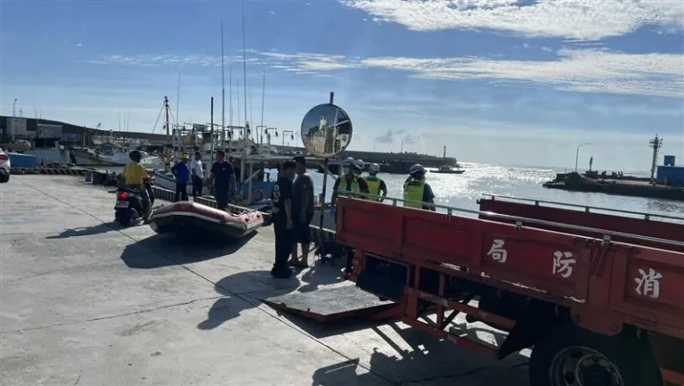 枋寮漁港15日下午發生溺水事件,7名國、高中生戲水,疑似因遭海流帶離岸邊。(圖/翻攝自網路)