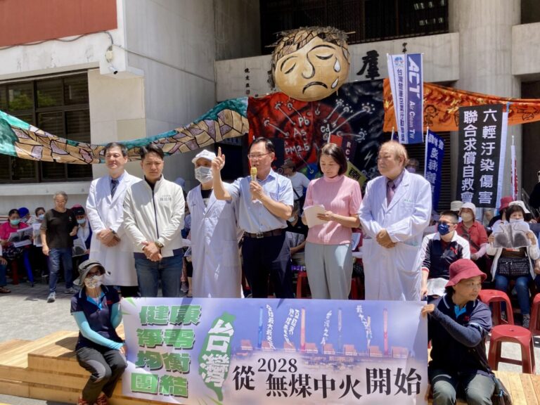張啓楷、國民黨立委王鴻薇、羅廷偉和中部環團站在一起，要求政府兌現「增一氣、減一煤」承諾。(圖／張啓楷國會辦公室)