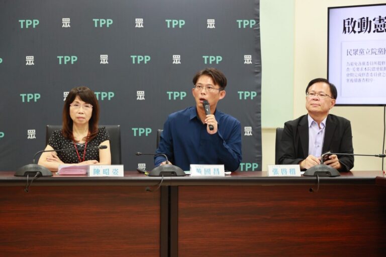 民眾黨立法院黨團總召黃國昌、副總召張啓楷、幹事長陳昭姿上午聯手主持召開「啟動憲改 廢除監院 拒絕酬庸 不要再拖!」記者會。(圖/民眾黨立法院黨團)