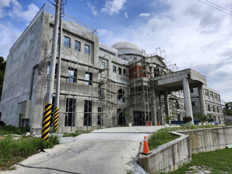 「富貴天境」墓園塔位已對外營業多時，是否已取得合法營業執照？在業者諱莫如深拒絕出示的情況下，外界仍不得而知。