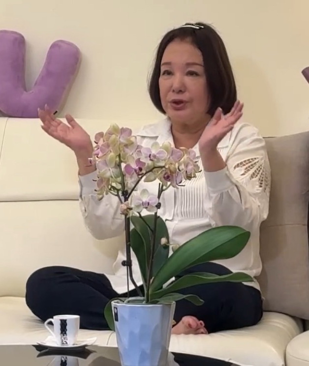 現年75歲仍活躍於電視螢幕的郭美珠向《警政時報》還原事發經過。(記者包克明 翻攝)