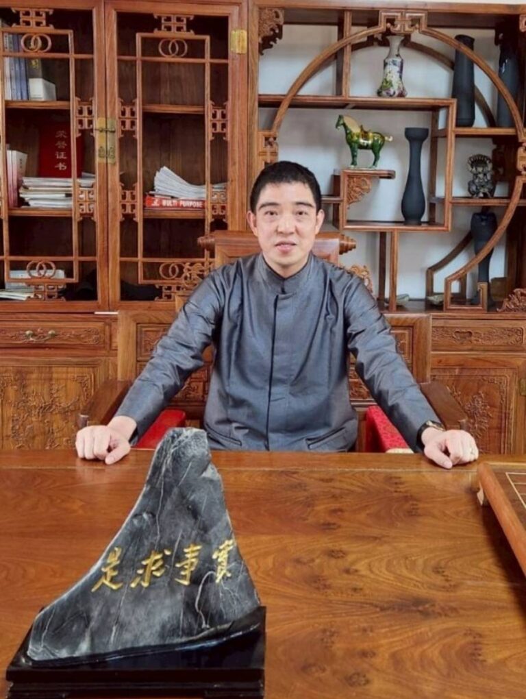 沙鹿區美仁里長陳建良伸出援手居中協調，終於讓2位女孩平安返台。(記者 包克明翻攝)