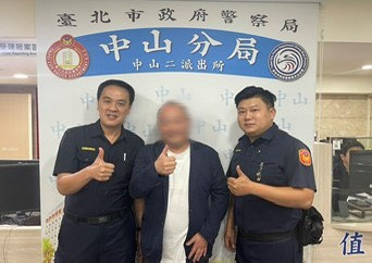 協助日籍男子尋回遺失物中山二派出所所長 陳易典(左)、警員洪偉軒(右)。（記者薛秀蓮翻攝)