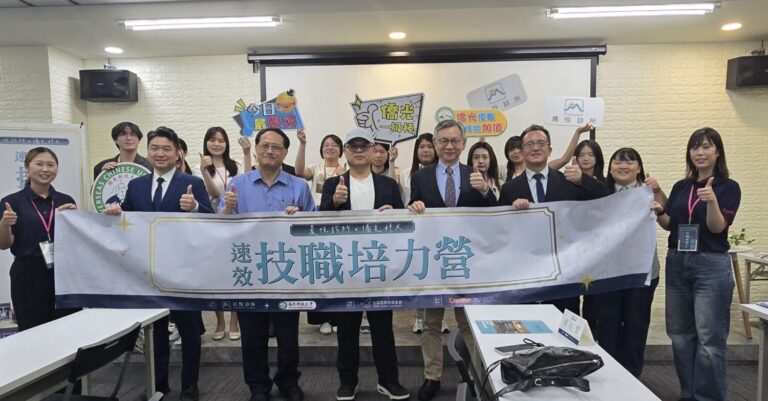 台積電慈善基金會速效培力營密集的實作與互動，全體僑光科大學參與學生獲頒晨悅預防醫學機構的結業合格證書，完成百分百「畢業即就業」的目標。(台積電慈善基金會 提供)