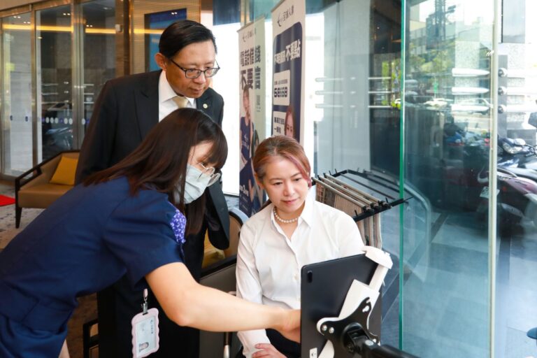 全球人壽高雄分公司同仁引領介紹友善服務設施，董事長林文惠實地體驗愛心服務鈴與多語支援等措施，展現對金融友善服務的高度重視。(圖/全球人壽提供)