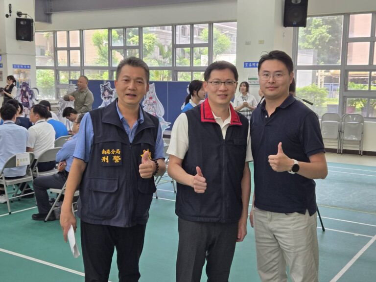 南港分局分局長周哲民（中）、偵查隊分隊長黃獻達（左）與遊戲新幹線股份有限公司經理康天誠（右）共同反詐。（記者薛秀蓮翻攝)