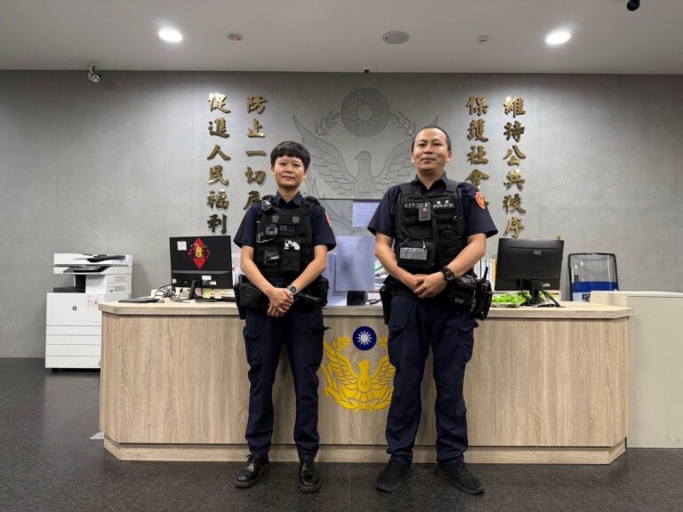 警員警員李昭雄（右）、施伃珊（左）。(圖/記者薛秀蓮翻攝)