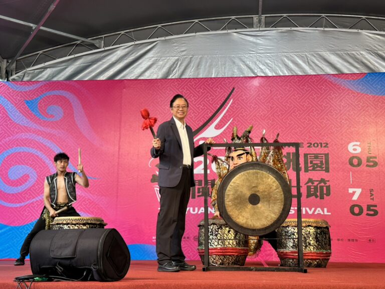 張善政市長出席「2025桃園閩南文化節」記者會，親自敲鑼啟動，為五大主題活動揭開序幕。(圖/桃園市政府文化局提供)