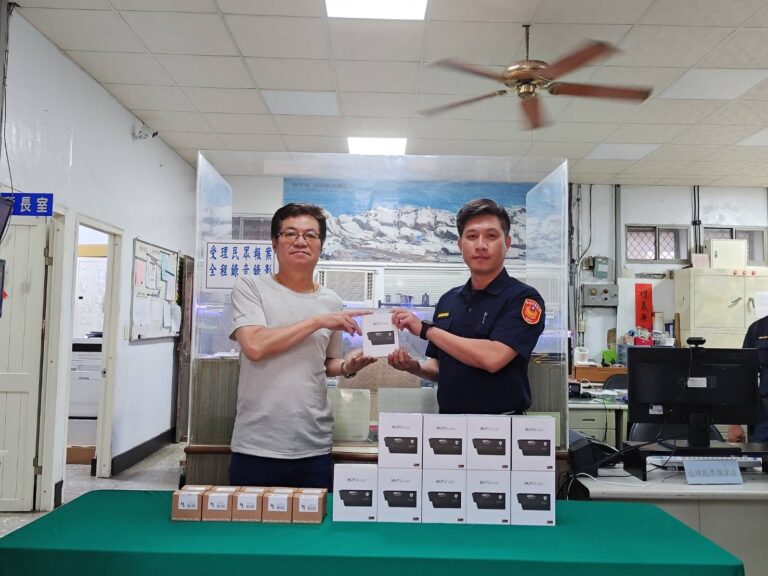 和一路所警友站贊助執勤器材感謝員警辛苦付出。（記者薛秀蓮翻攝)