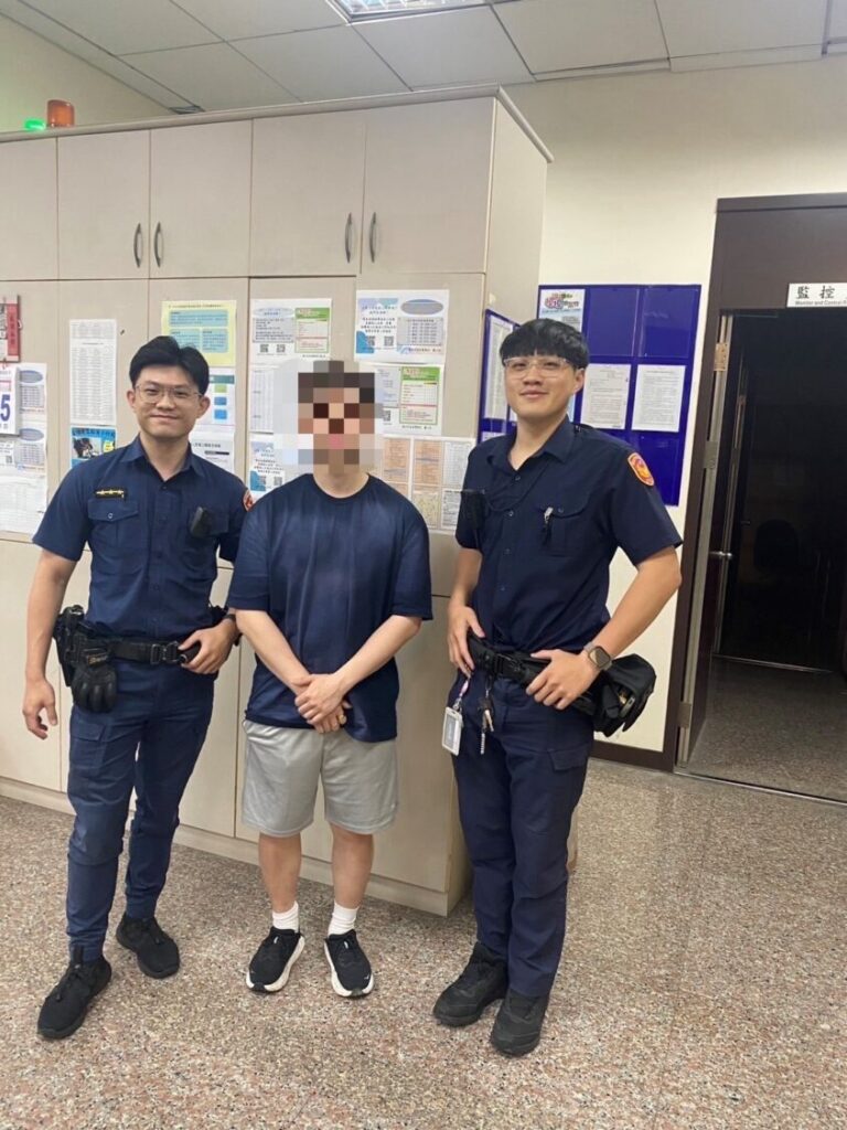 一名英籍旅客搭乘計程車時不慎遺失背包，北投分局石牌派出所警員蕭弘欽（左）、劉子豪受理後積極協尋，成功物歸原主。（記者薛秀蓮翻攝)