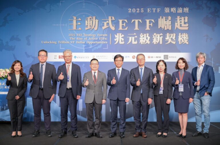 今周刊2025年ETF策略論壇盛大舉辦，邀請金管會主任委員彭金隆（中）、證交所董事長林修銘（左四）、證券櫃檯買賣中心 副總經理李淑暖(右三)及相關資產管理業者聯博投信固定收益資深投資策略師江常維(左一)、中信投信總經理陳正華(左二) 、統一投信總經理董永寬(左三) 、今周刊 發行人梁永煌(右四) 、元大證券國際金融業務部副總經理許寶慧(右二) 、今周刊 副社長兼總主筆楊紹華與會，吸引眾多聽眾參加。(圖/今周刊提供)