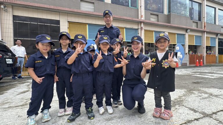 美女議員當起女警帶著和平小警出發抓壞人！（記者薛秀蓮翻攝)