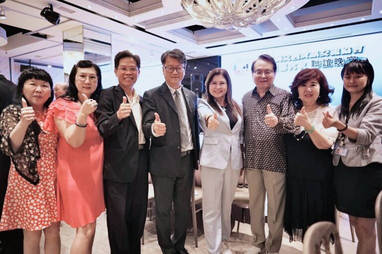 陳彥理事長（圖右）與貴賓合照。（記者 趙靜姸翻攝）