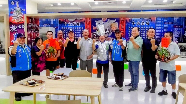 聞名遐邇的挑大師已是半退休狀態，今赫見在高雄榮民總醫院臺南分院，經營開幕挑大師美食拼圖。(圖/挑大師 提供)