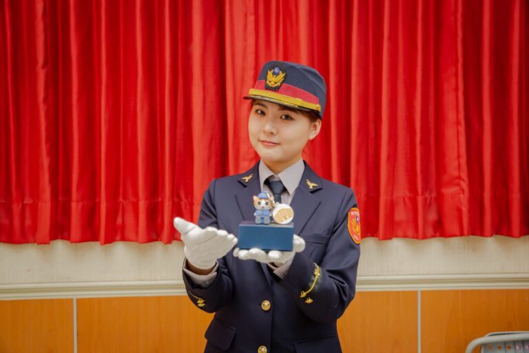 警察同仁手捧警察節專屬紀念品，象徵榮譽與溫暖，展現新竹市警察節活動的人性關懷與創意巧思。（圖/記者張家燁翻攝）