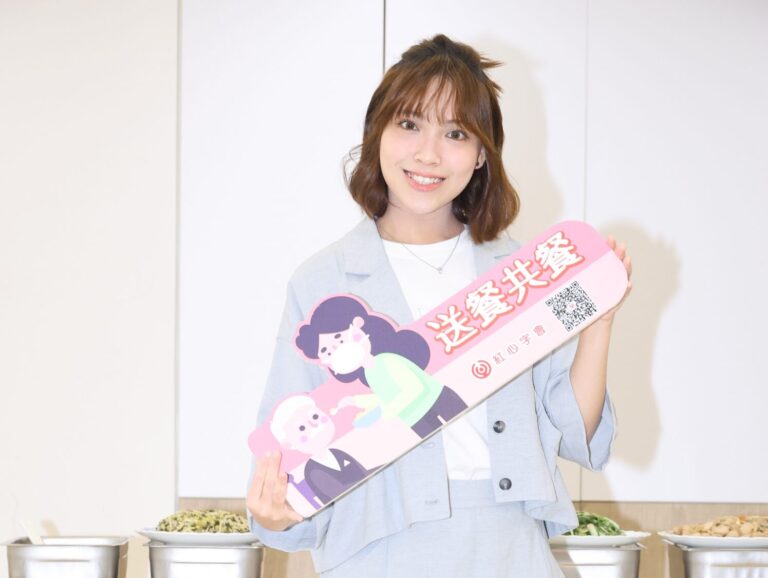 馬來西亞歌手陳佩賢擔任紅心字會「在我身邊」公益大使，親手為老人家們製作愛的便當。(圖/紅心字會 提供)