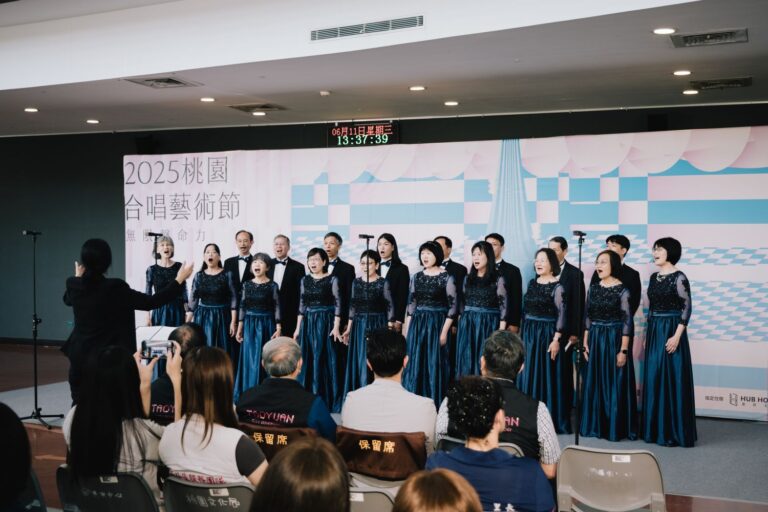 羅明芳副教授帶領2024市民合唱大賽樂齡組冠軍 – 中原大學教職員詩班進行精彩合唱演出，展現桃園在地合唱實力，為記者會揭開熱鬧序幕。(圖/桃園市政府藝文設施管理中心提供)