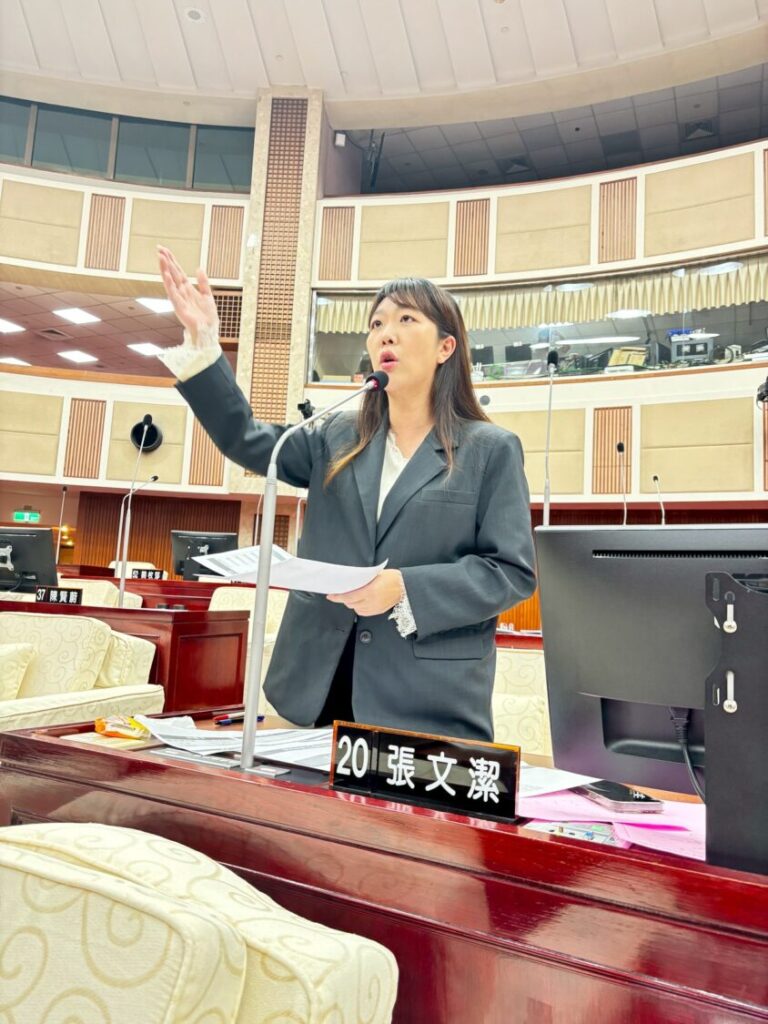 台北市議員張文潔針對悠遊卡二代卡推廣與捷運民生汐止線進度進行質詢。(翻攝自張文潔粉專)