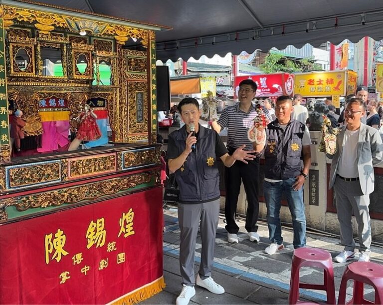 陳錫煌傳統掌中劇團特別演出詐騙情境戲碼，由士林分局偵查隊長陳志峯(左一)與士林分局局長陳瑞基(左二)搭配解說宣導。(許立丕提供)