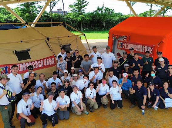 台灣災難醫療隊於2025年度常年訓練中合影，成員完成高擬真災難實境演練，展現強大團隊合作與災難應變實力。（圖/記者張家燁翻攝）