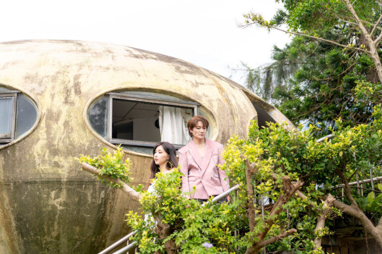 阿沁與夏娜，為新歌拍攝MV，赴三芝飛碟屋出外景。(圖/九日影業 提供)
