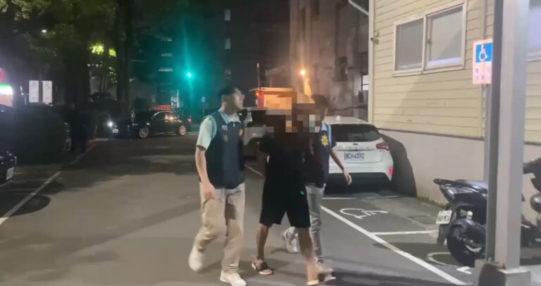 警方逮捕賴嫌。（記者徐煜勝翻攝）