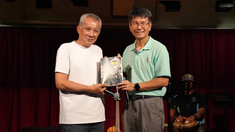 在贈書儀式中，黑金城(左)分享獄中經歷與創作歷程，鼓勵學員以創作轉化人生，並將個人作品《牢騷》五本贈予校方，由校長陳宏義(右)親自代表接受。（圖/記者林照東翻攝）