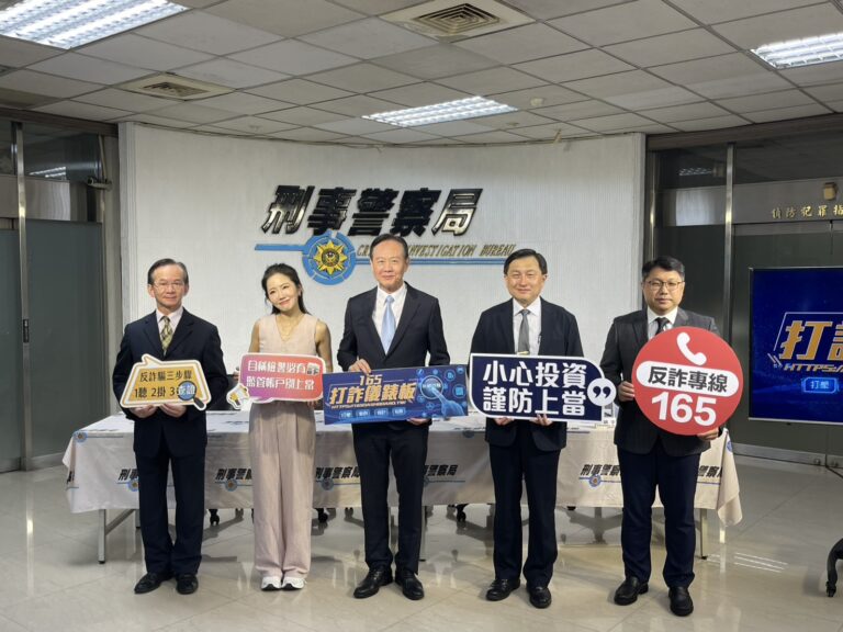 (由左至右)警政監張文源、藝人謝忻、局長周幼偉、主任秘書林宏昇、詐防中心執行秘書林耕宇。(刑事局提供)