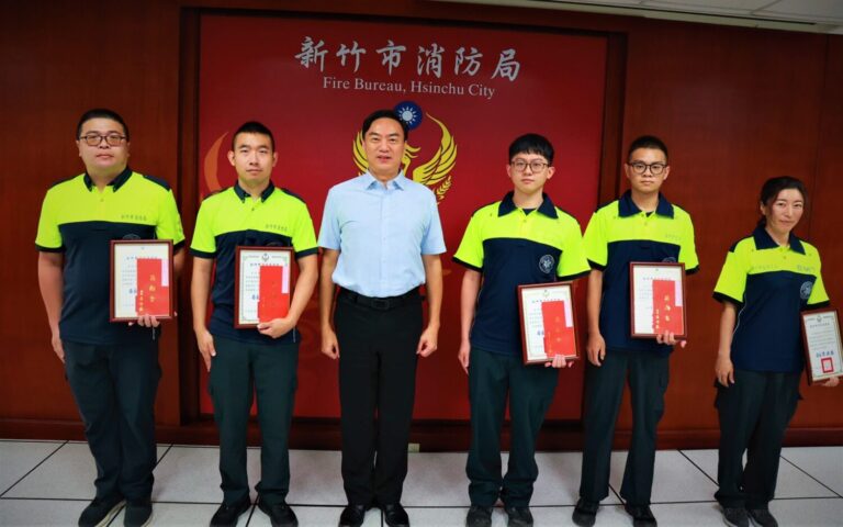 消防局長李世恭代為頒發感謝狀，光復分隊陳聰緯、徐嘉駿(左起)；中山分隊曾柏豪、沈紀衡(同仁代領)及鳳凰志工戴安慎。（圖/記者張家燁翻攝）