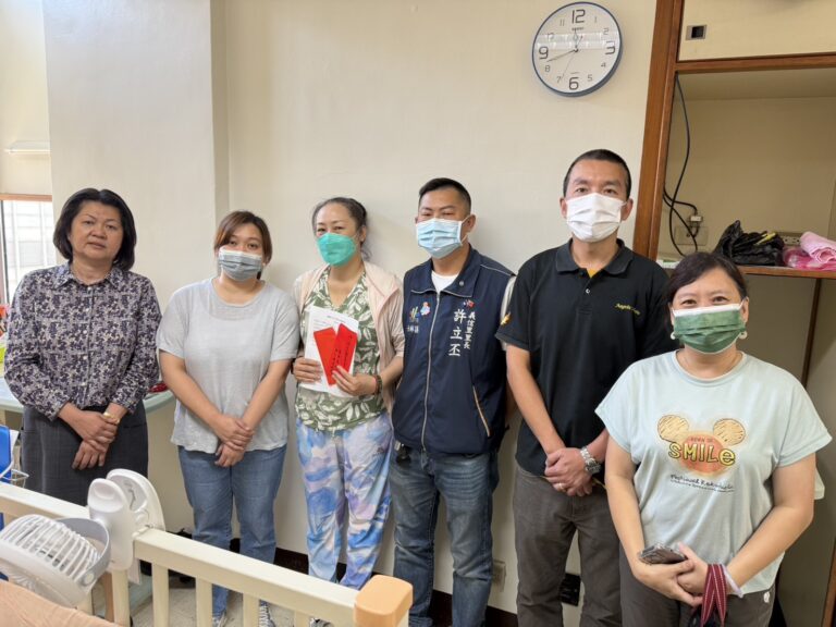 陳安文教基金會執行長陳怡潔(左二)、許立丕里長等人前往醫院慰問吳生。