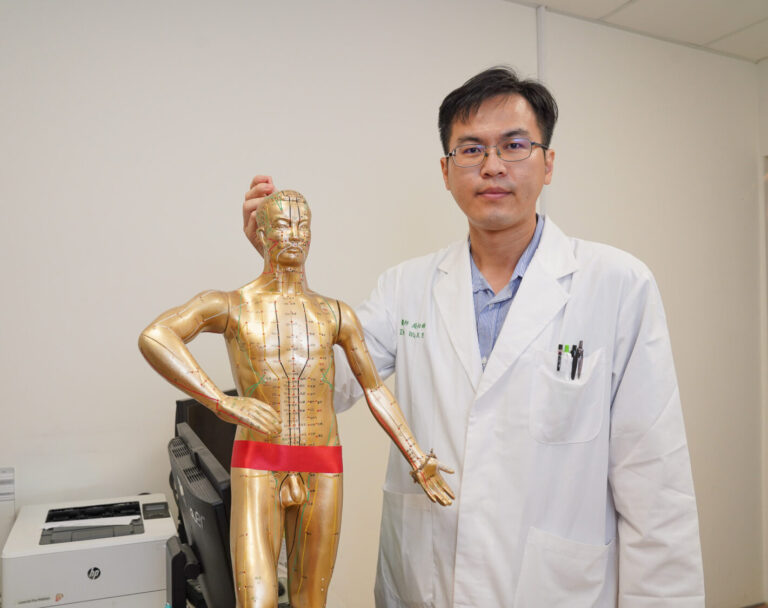 中國醫藥大學新竹附設醫院中醫科吳醫師以針灸經絡人體模型進行說明，介紹失智症針灸常用穴位與治療原理。（圖/記者張家燁翻攝）