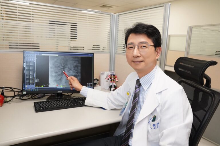 中國醫藥大學新竹附設醫院心臟內科劉俊廷副院長說明「腎臟交感神經阻斷術」治療過程，透過導管技術進行腎動脈消融，有效穩定頑固型高血壓。（圖/記者張家燁翻攝）