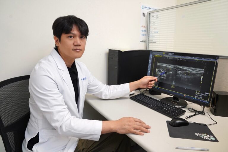 中國醫藥大學新竹附設醫院一般外科古君平醫師說明患者甲狀腺腫瘤影像，強調術前溝通與術後追蹤對病人預後至關重要。（圖/記者張家燁翻攝）