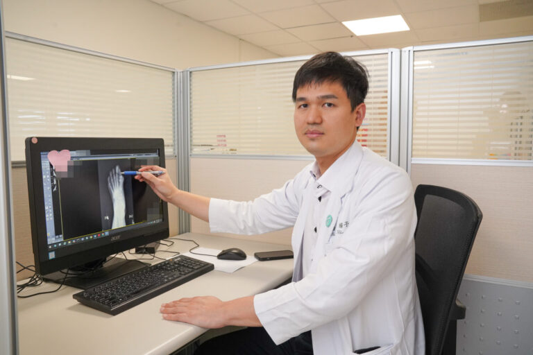 中國醫藥大學新竹附設醫院骨科楊子正醫師表示，拇趾外翻若長期未治療，恐導致第二腳趾變形與腳底厚繭疼痛，透過微創矯正手術可大幅改善病患生活品質( 圖/記者張家燁翻攝）