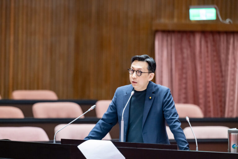 葛如鈞詢答大法官被提名人。(圖／葛如鈞國會辦公室)