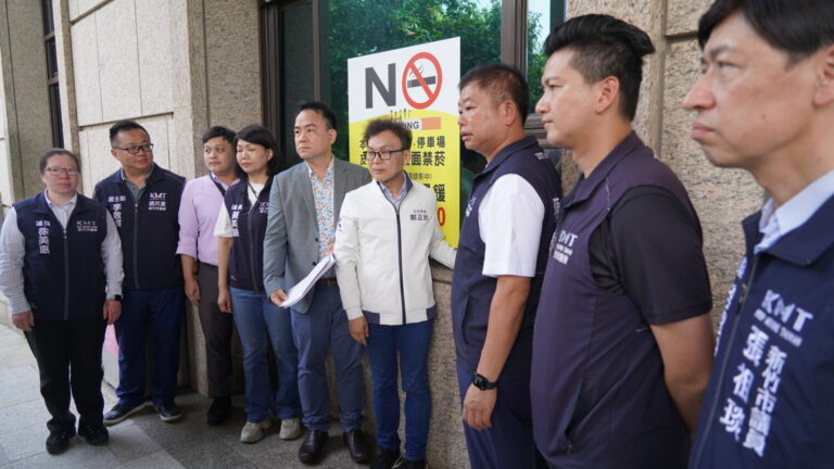 針對新竹市罷團在市區各大街頭懸掛抹黑看板，國民黨立委鄭正鈐今日前往新竹地方檢察署按鈴申告。(圖／鄭正鈐國會辦公室)