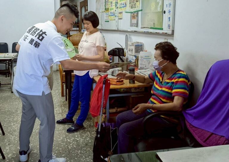 張銘祐近期深入台北市中正、萬華區，走訪騰雲里與永昌里，關心社區長輩生活。(記者劉芸圻 翻攝)